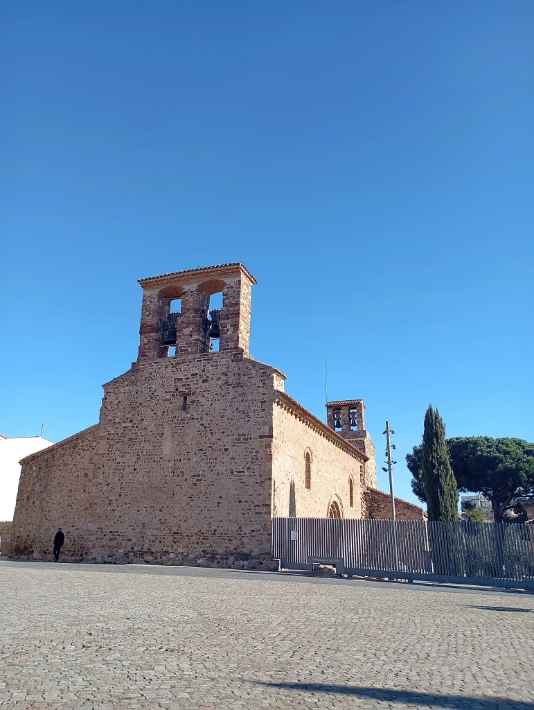 Iglesia de Sant Pere, en el núcleo del Antic Poble de Sant Pere, Terrassa.