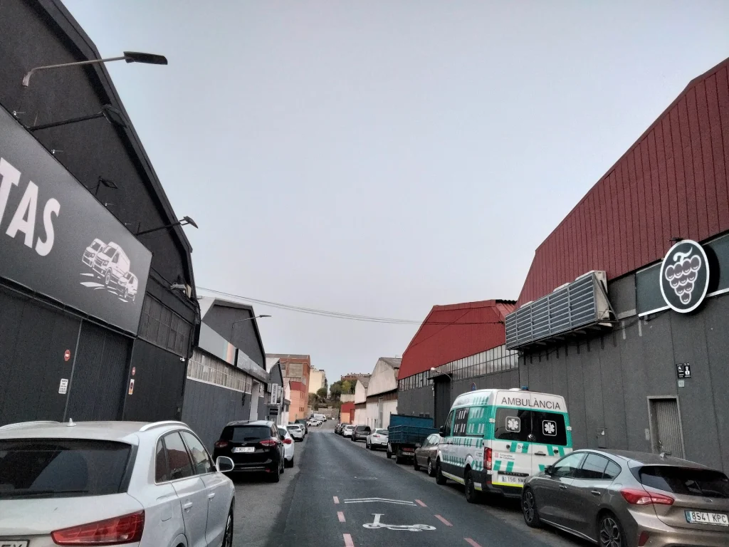 Calle Lepant, vista desde la calle Tren de Baix, en el ámbito industrial del Segle XX, Terrassa. No muestra la plaza histórica de 1901.