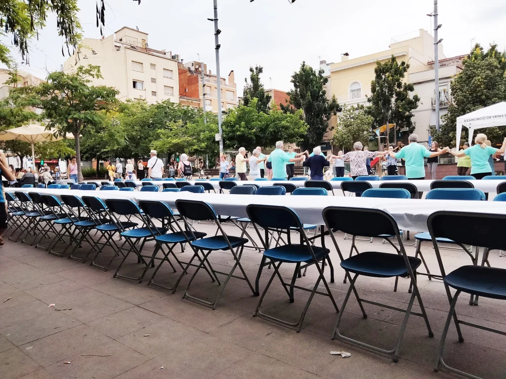 Fiesta de Ca n’Aurell en la plaça del Progrés, Terrassa. La imagen muestra vida vecinal, no la antigua masía.