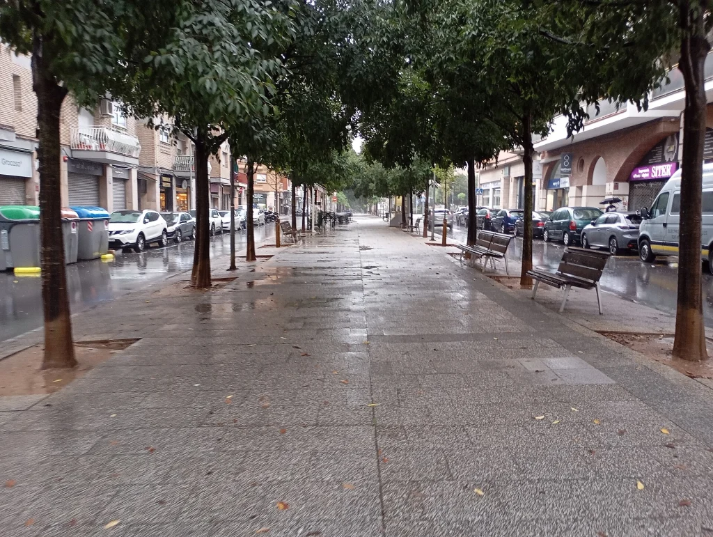 Rambla de Francesc Macià, en Sant Pere Nord, Terrassa, en un día de lluvia.